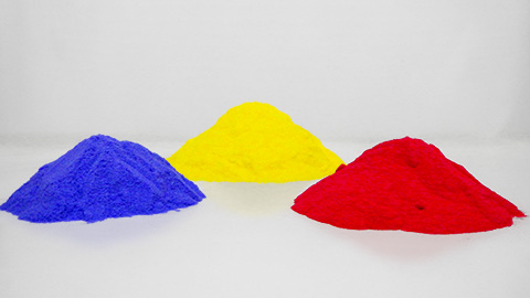 左から順に青、黄色、赤の粉体塗料が置かれています。