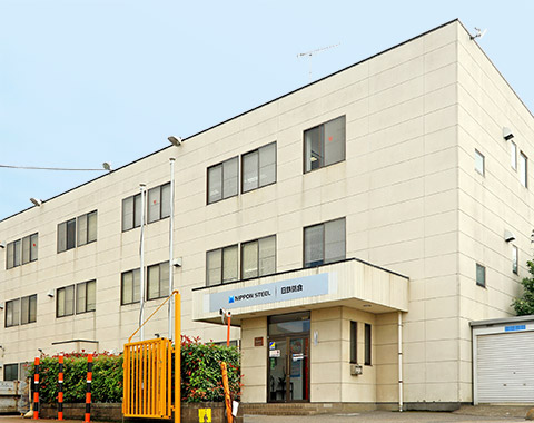 3階建ての大泉工場事務所の入り口には日鉄防食の看板があります。